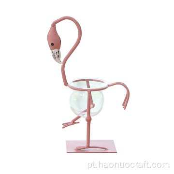 decoração flamingo com arte em ferro, decoração em vasos de vidro e ferro